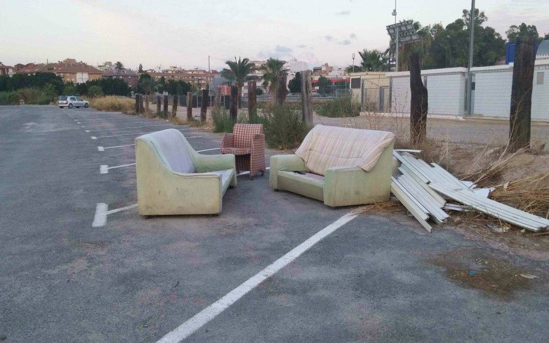 El Grupo Socialista denuncia el abandono en la limpieza y cuidado del aparcamiento disuasorio del Malecón