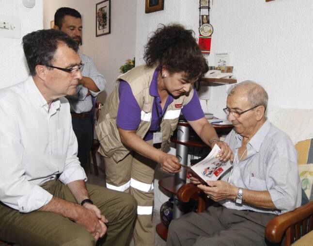 El PSOE pide a Ballesta que, en lugar de hacerse fotos con mayores, elimine el copago impuesto al servicio de teleasistencia