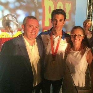 El joven atleta, entre los concejales socialistas Larrosa y Hernández que lo acompañaron el jueves en el homenaje celebrado en Llano de Brujas.
