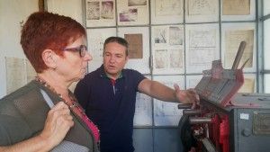 La edil socialista atiende las explicaciones de uno de los directivos de la AMAF.