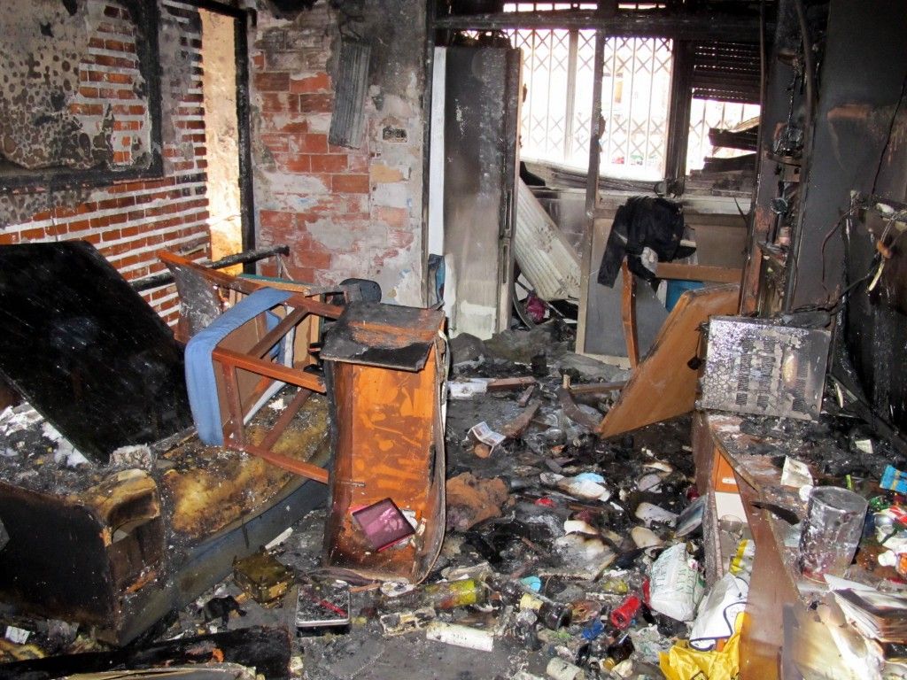 Estado en el que se encontraba esta mañana la vivienda de la calle Río Ebro tras sufrir el incendio.