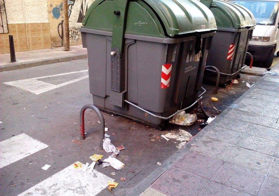 El PSOE denuncia que hay calles de El Carmen por las que no pasa el servicio de limpieza desde hace días