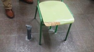 Algunas tuberias que sobresalen del suelo pueden provocar problemas a los escolares.