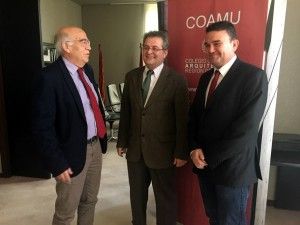 José Ignacio Gras y Enrique Ayuso, junto al decano del colegio de Arquitectos, Antonio García Herrero (en el centro).