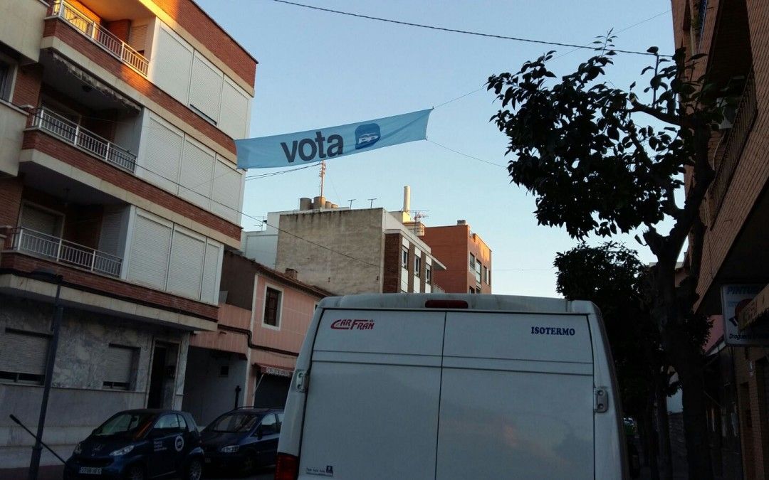 El PSOE pide al PP que retire los carteles pidiendo el voto colgados en los últimos días en Patiño