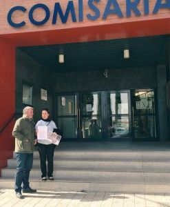 Carmen López, vocal de Nonduermas, junto a Javier Mármol, secretario técnico del Grupo Municipal, tras interponer la denuncia en la Comisaría del Carmen.