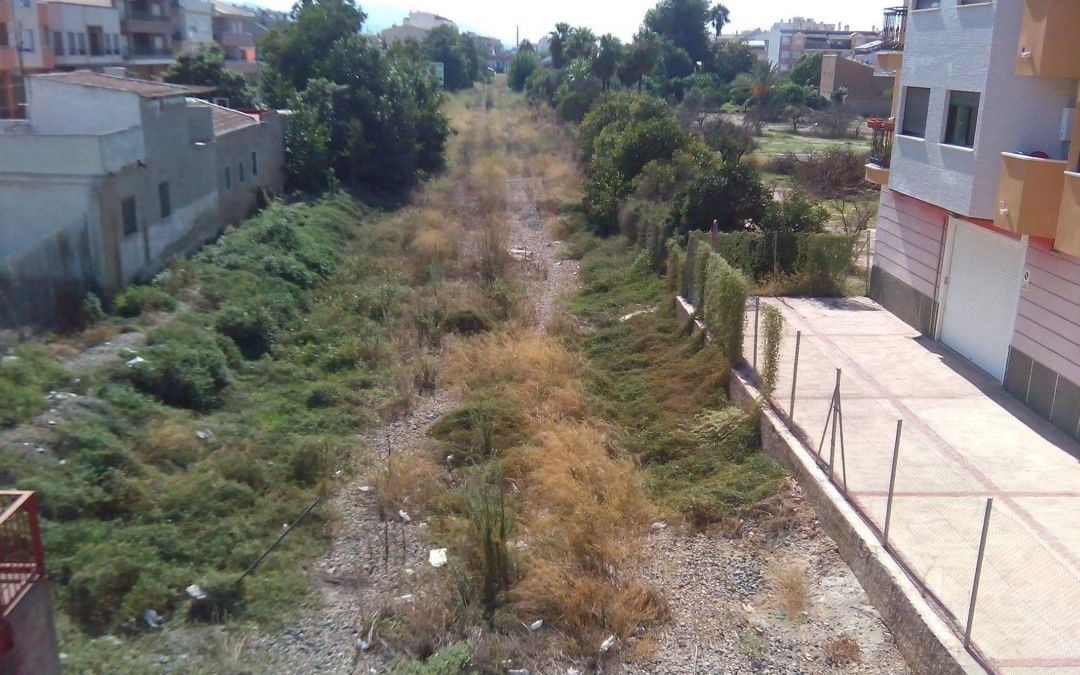 El PSOE pide agilidad en la elaboración del proyecto de recuperación de los ocho kilómetros de vías abandonadas en el sur del municipio