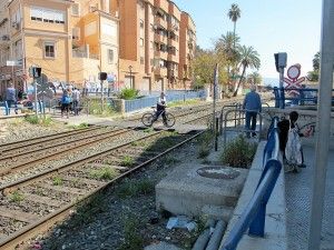 Los vecinos tienen que cruzar las vías ante el lamentable estado del paso subterráneo.