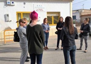Susana Hernández y Jenifer Pérez, en el centro, reunidas con madres afectadas por el cierre de la escuela infantil de Gea y Truyols.