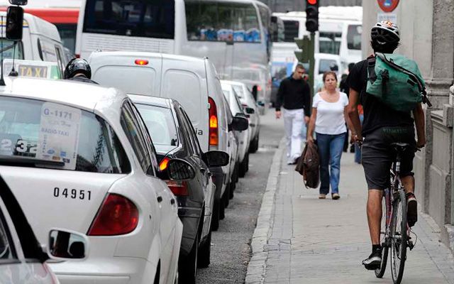 El PSOE critica que Ballesta quiera sancionar a los ciclistas por ocupar las aceras cuando no hay una red de carriles bici en el municipio
