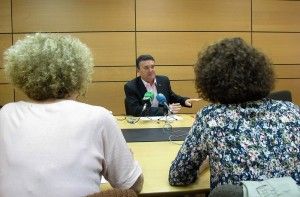 Un momento de la rueda de prensa ofrecida hoy por Enrique Ayuso.