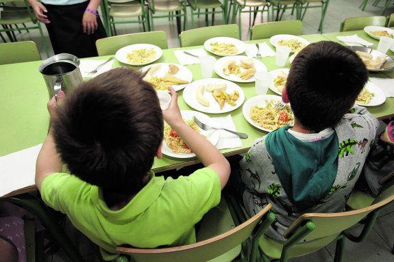 El PSOE defiende la apertura de comedores escolares en vacaciones y el mantenimiento de las becas de comedor