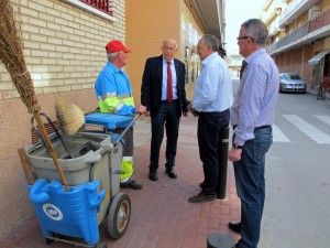 Gras conversa con Miguel, el barrendero que cuenta los problemas de limpieza en La Raya.