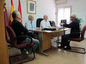 Gaspar Blanco, vecino de San Ginés, expone sus problemas a Jesús Pintado, José Ignacio Gras y Eduardo Toribio (a la izquierda), vocal del PSOE.