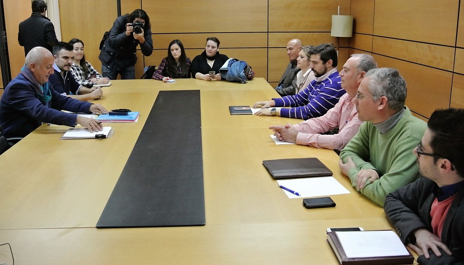 Un momento de la reunión celebrada en enero entre el conceja Roque Ortiz y los presidentes de juntas municipales de pedanías afectadas.