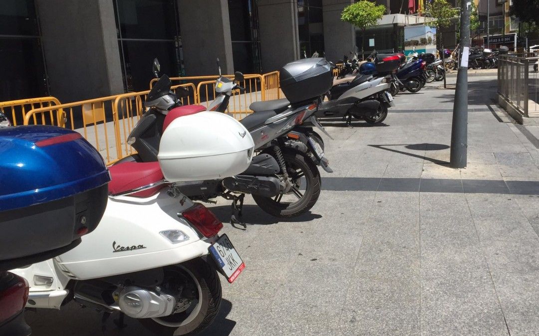 El PSOE denuncia los obstáculos y la suciedad en las aceras de acceso al Hospital Reina Sofía