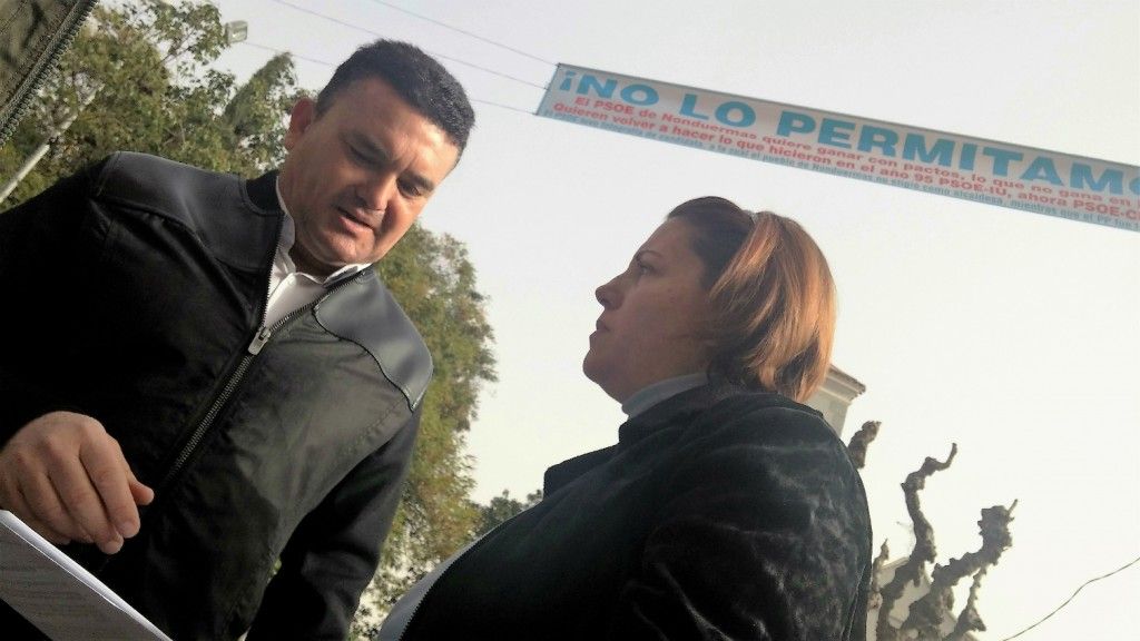 El concejal Enrique Ayuso y la vocal del PSOE en Nonduermas, Carmen López, el pasado mes de febrero, cuando aparecieron pancartas amenazantes contra la candidata socialista.