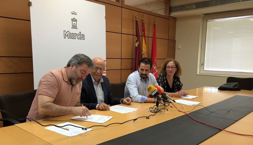 Un momento en el que los portavoces firman la pregunta dirigida al alcalde Ballesta.