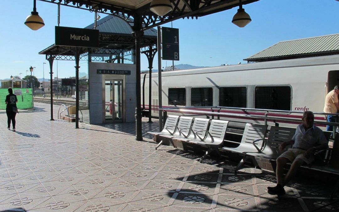 Los viajeros de la estación del Carmen soportan a la intemperie la llegada de los trenes por el maltrato de Rajoy a la Región de Murcia