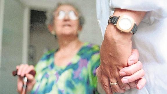 Denunciamos que hay personas mayores que esperan desde hace más de un año la ayuda a domicilio