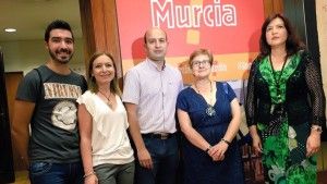 A la derecha, Amelia Corominas, junto a Maite Espinosa, y otros directivos del Colegio de Enfermería.