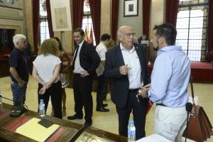 Un momento de descanso en el Pleno. En primer término, José Ignacio Gras conversa con el portavoz de Ciudadanos, Mario Gómez.