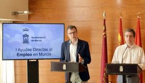 El alcalde Ballesta y el concejal de Empleo, Jesús Pacheco, durante la presentación de la convocatoria de ayudas.