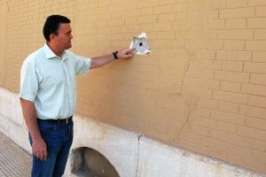 Enrique Ayuso muestra una de las catas practicadas en el edificio principal de la Estación del Carmen.