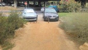 Coches aparcados que impiden el acceso a las máquinas de Cespa para limpiar el Malecón.
