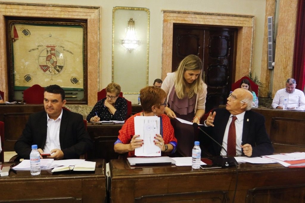 En la foto, la concejal de C's, Paqui Pérez, conversa con José Ignacio Gras, durante el Pleno.