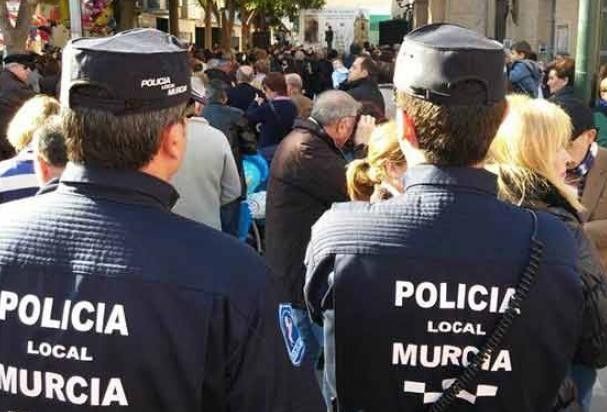 El PSOE acusa a Ballesta de irresponsable al dejar la plantilla de Policía Local «en los huesos»
