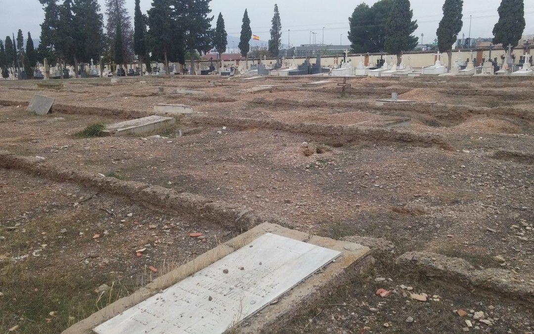 El PSOE denuncia zonas descuidadas y mal acondicionadas en el cementerio municipal y exige a Ballesta actuaciones de mejora