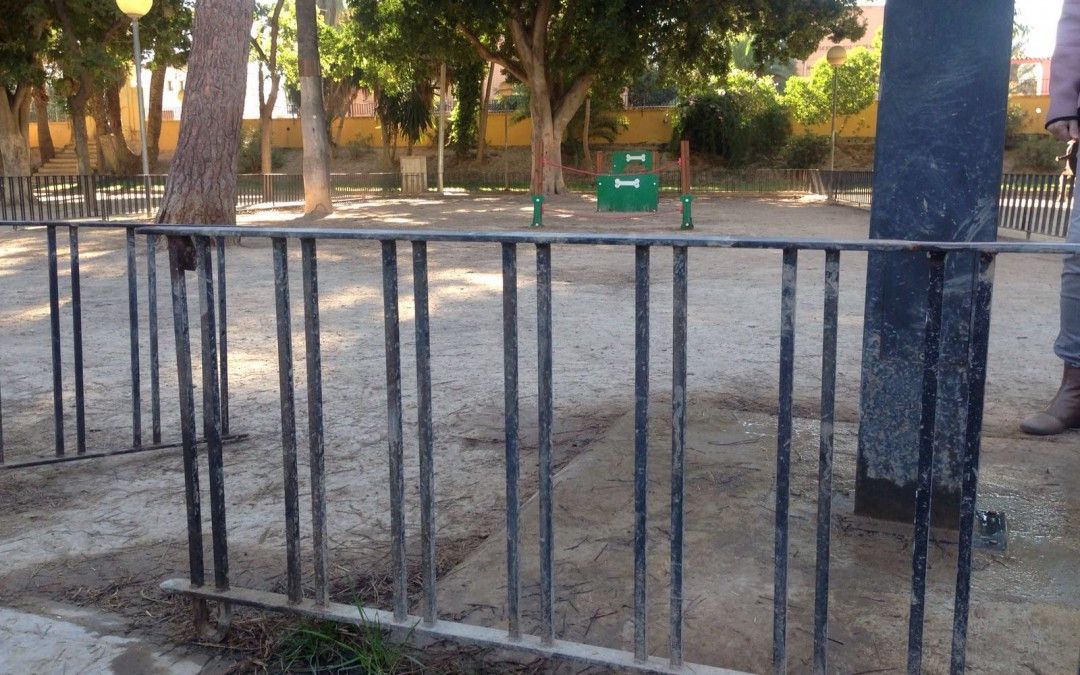 El PSOE exige al concejal Guillén una zona de esparcimiento canino “en condiciones” en el Malecón