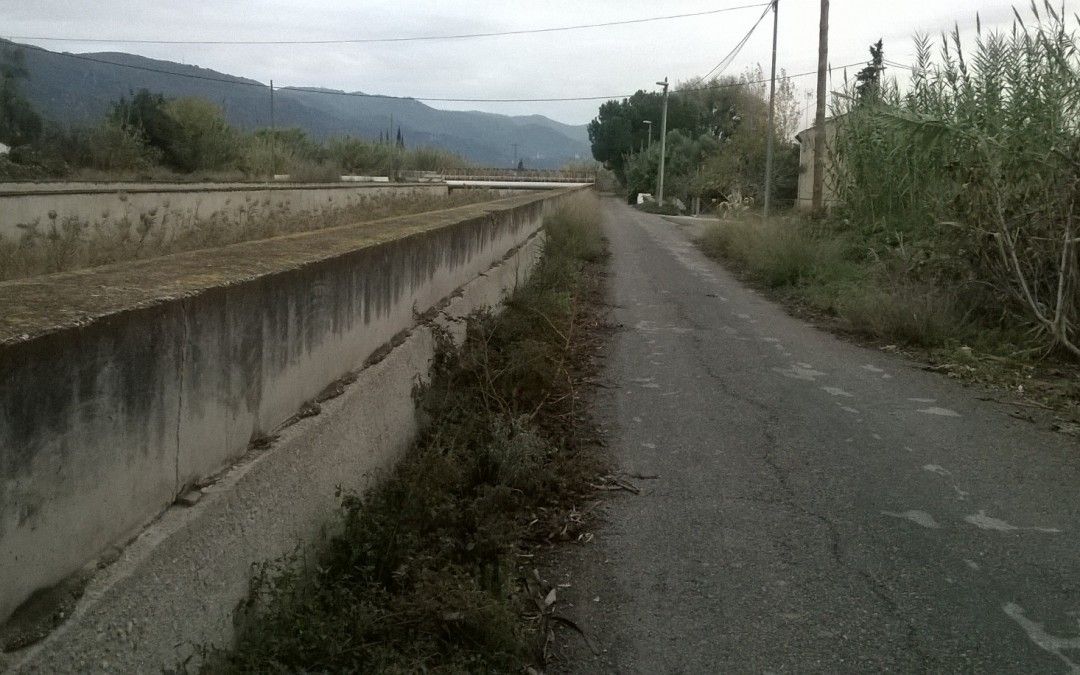 El PSOE denuncia la improvisación del PP en relación a las obras del AVE en camino de Tiñosa y critica la falta de opciones para cruzar las vías tras la eliminación del puente