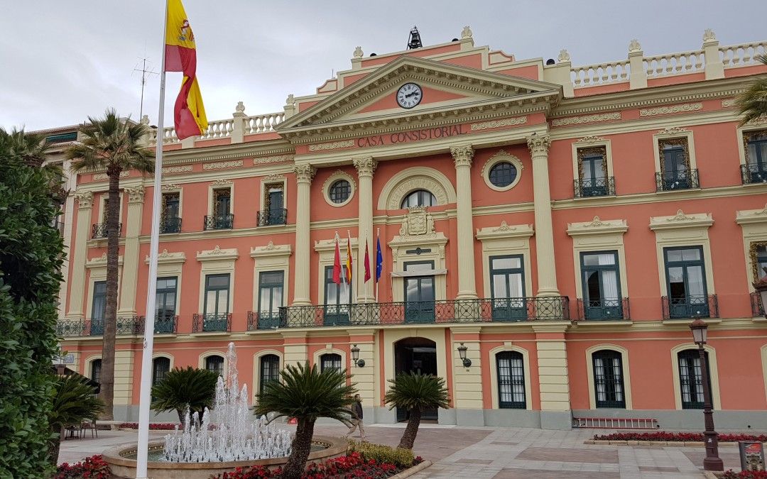 PSOE y Cambiemos Murcia exigen a Ballesta que explique por qué se oferta una plaza ya existente en el Ayuntamiento mientras hay tres sin cubrir