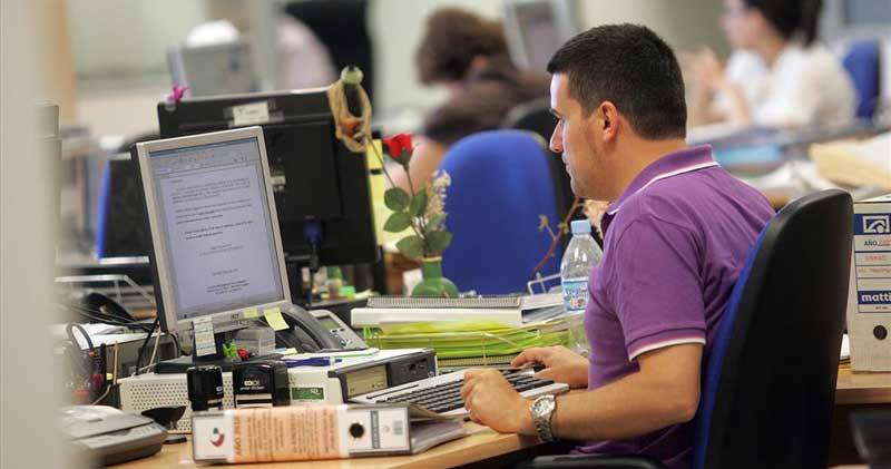 El PSOE reclama en una moción que el PP aclare todos los puestos de trabajo del Ayuntamiento que pudieran estar en situación de cesión ilegal