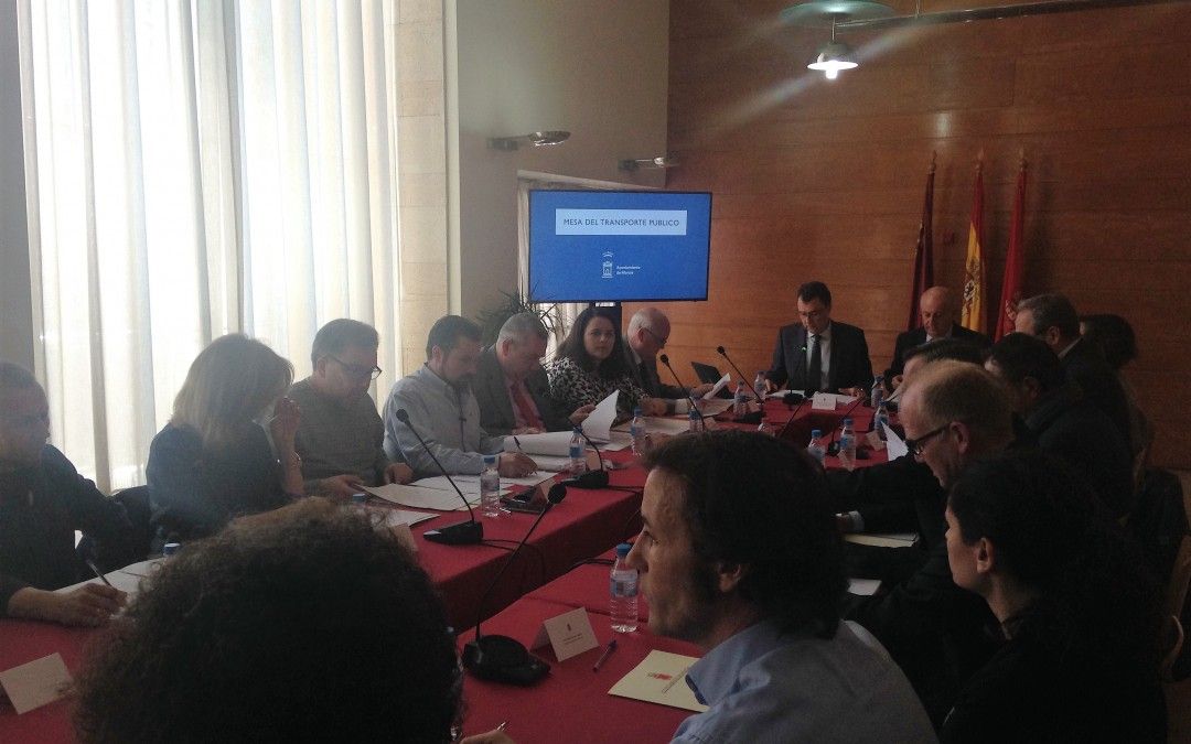 El PSOE muestra su decepción por esperar más de un año una Mesa del Transporte que arranca a medio gas