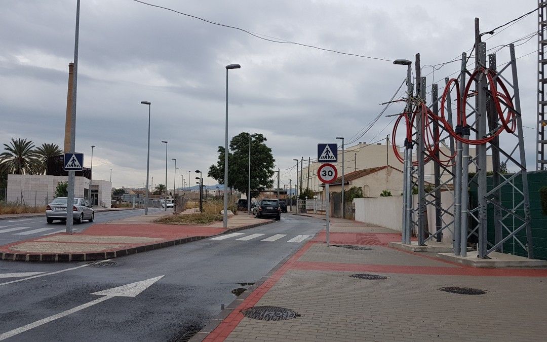 El PSOE exige a Ballesta la eliminación de las torres eléctricas que invaden la acera en La Arboleja y le insta a soterrar el cableado