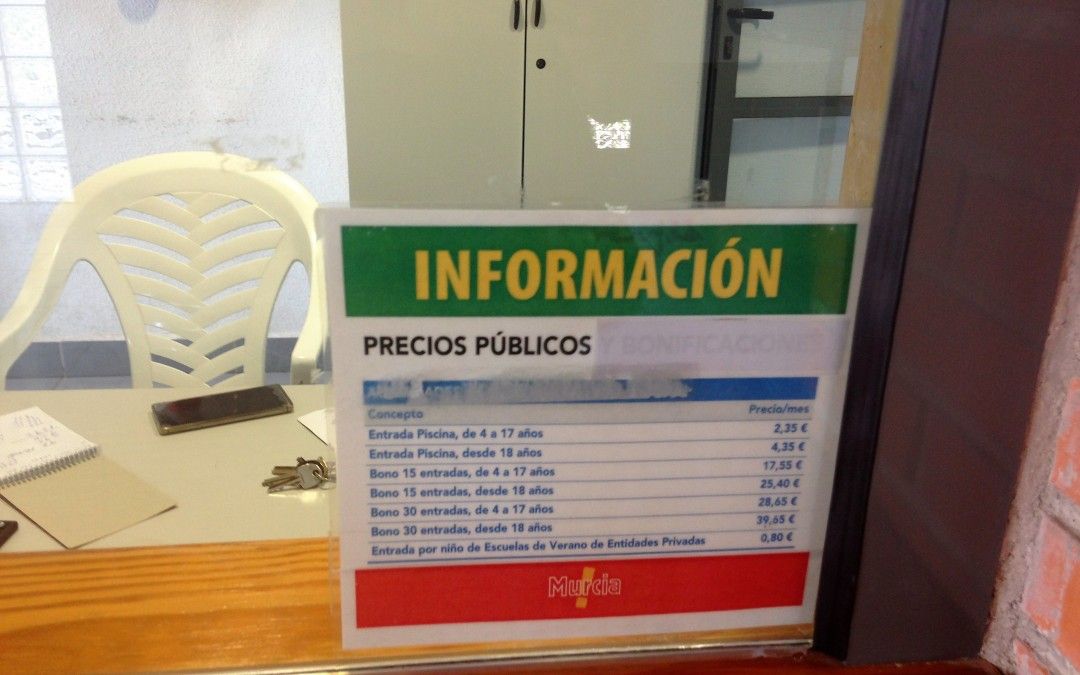 El PSOE recuerda a los parados del municipio que tienen derecho a descuentos en las piscinas aunque Deportes no lo muestre en taquilla