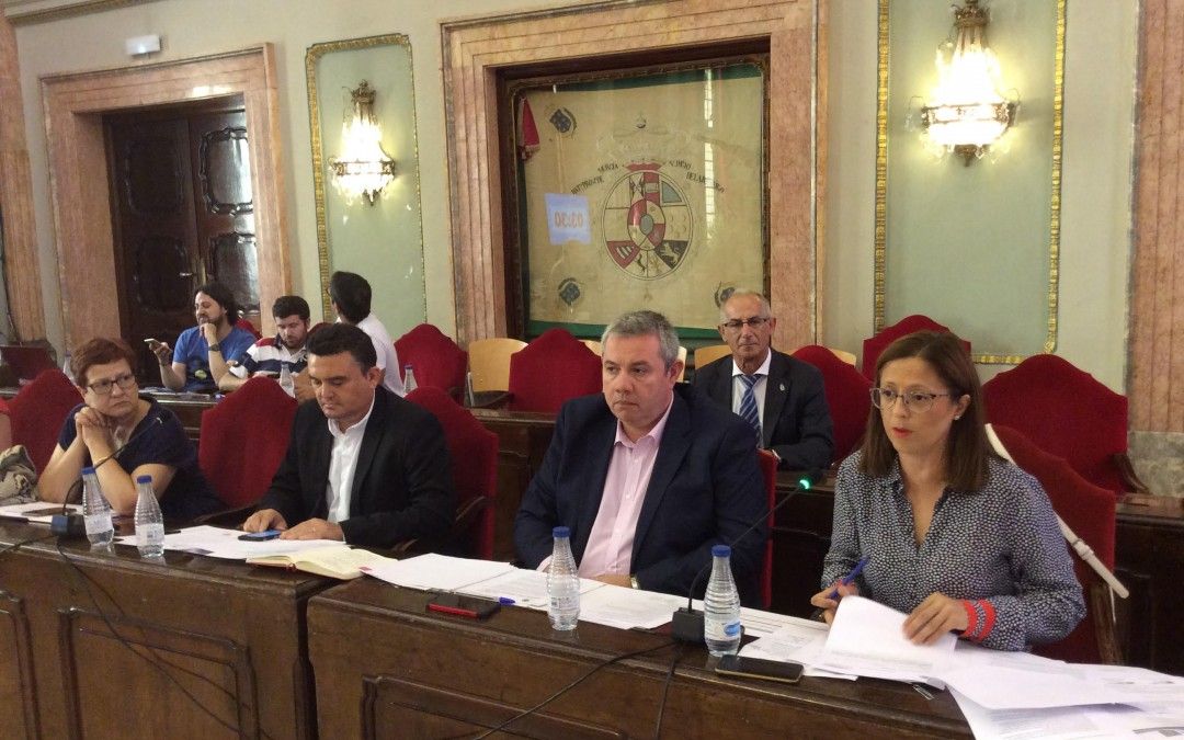 El PSOE muestra su “enorme decepción” por no debatirse en el Pleno el reparo que obstaculiza el pago de nóminas en el Ramón Gaya