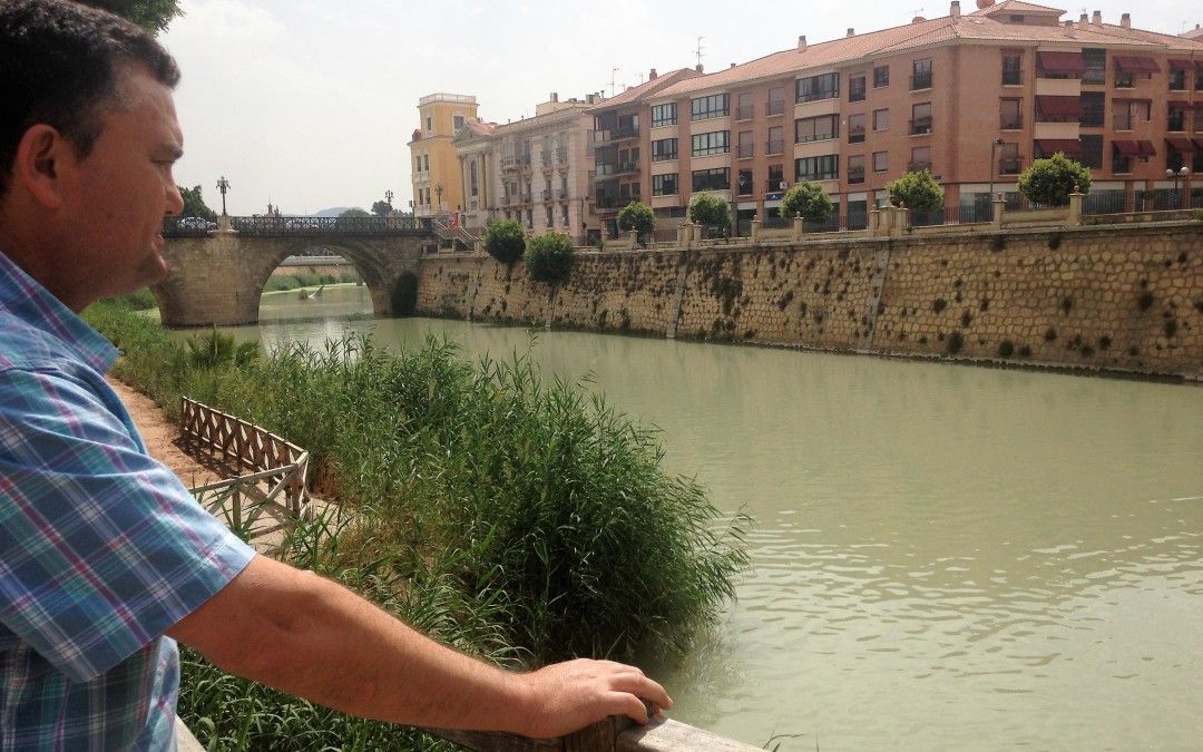 El PSOE exige al PP que se interese por el color verdoso que muestra el río y que no se conforme con la explicación del calor