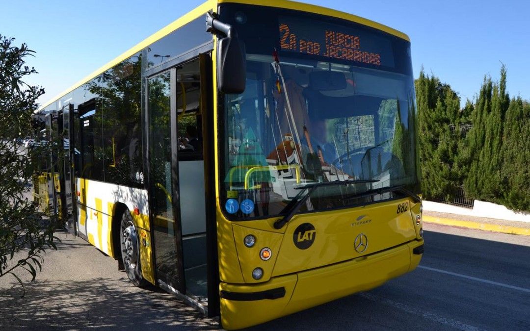 El PSOE recuerda el compromiso de ampliar el horario de autobuses que facilitaría la participación de vecinos de pedanías en la Feria