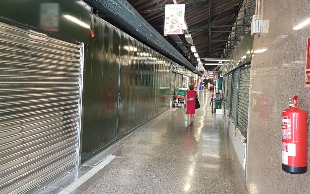 El PSOE denuncia la dilatación en más de un año en el trámite de licencias de apertura de los puestos de las plazas de abastos