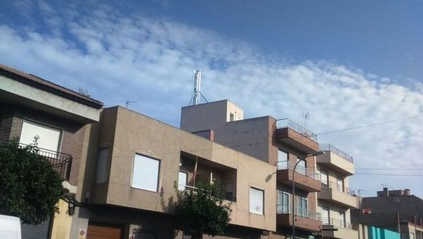 El PSOE exige al gobierno de Ballesta que paralice de inmediato la instalación de una antena de telefonía en el centro de Sangonera la Verde