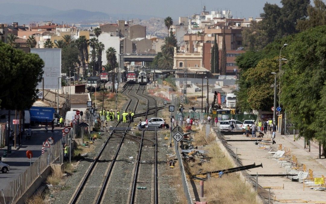 El PSOE aplaude la decisión del Gobierno central de mantener abierto el paso a nivel de Santiago el Mayor excepto los meses de obras