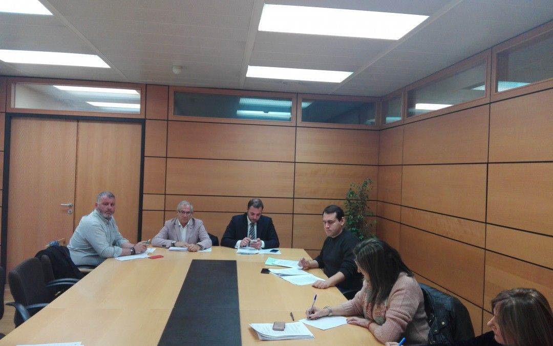 El PSOE pone sobre la mesa una posible solución basada en un informe técnico para subrogar a los trabajadores del alumbrado público