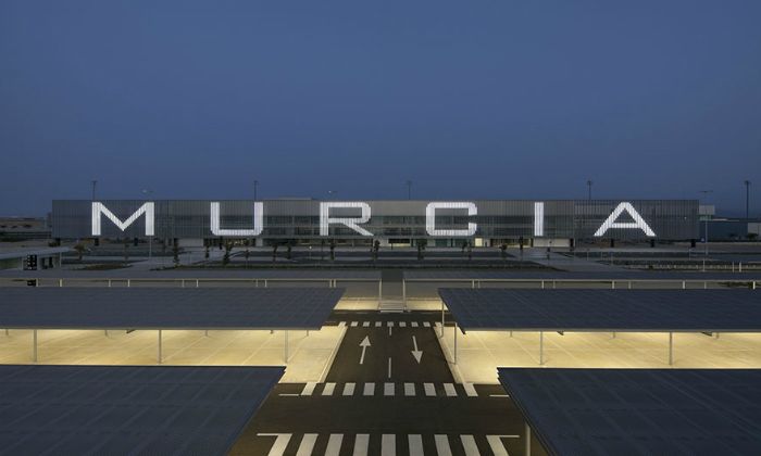 El PSOE pregunta a Ballesta si además de ponerse en la foto del aeropuerto con Rajoy va a cumplir las promesas a los vecinos de la zona