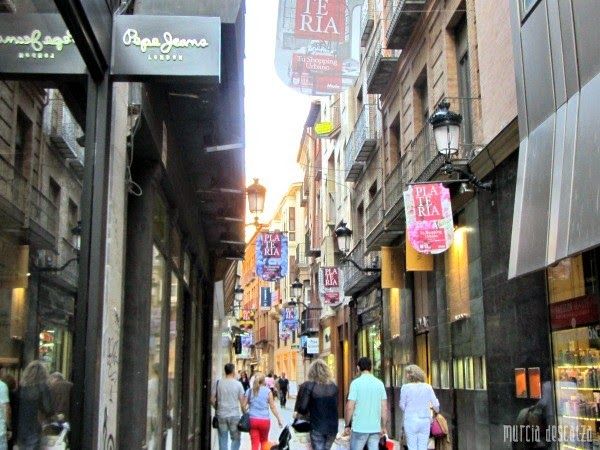 El PSOE advierte al PP de que “con alfombras rojas y outlet no se fomenta el comercio tradicional”