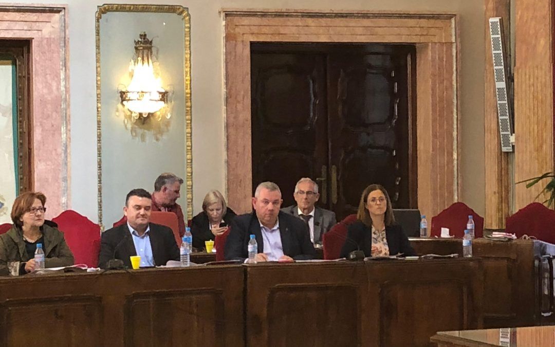 El PSOE lamenta que no prospere la moción pidiendo el cese del delegado del Gobierno, a quien compara con un “antiguo gobernador civil” y le acusa de “provocar a la ciudadanía”