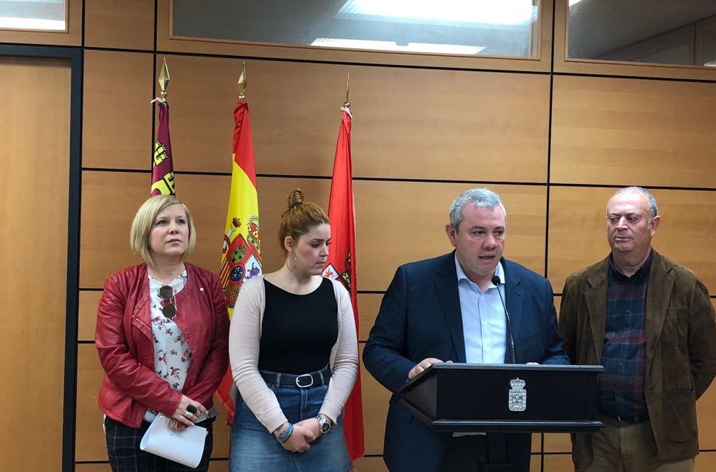 El PSOE acusa al alcalde Ballesta de “ser como el caballo de Atila con el transporte en el municipio”